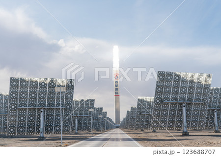 溶融塩タワー型太陽熱発電所 溶融塩タワー型太陽熱発電所 123688707