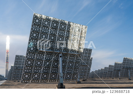 溶融塩タワー型太陽熱発電所 溶融塩タワー型太陽熱発電所 123688718