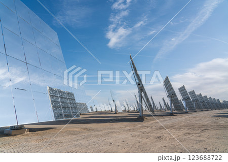 溶融塩タワー型太陽熱発電所 溶融塩タワー型太陽熱発電所 123688722