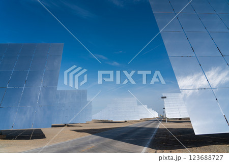 溶融塩タワー型太陽熱発電所 123688727