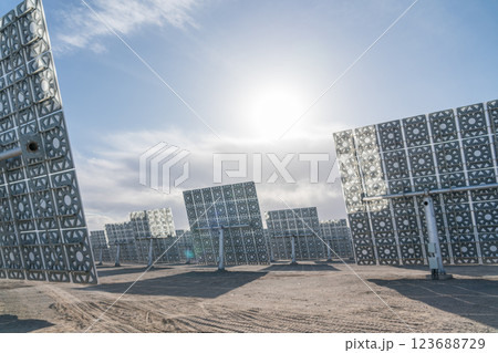 溶融塩タワー型太陽熱発電所 溶融塩タワー型太陽熱発電所 123688729