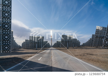 溶融塩タワー型太陽熱発電所 溶融塩タワー型太陽熱発電所 123688734