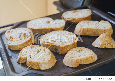 スライスしたパンを焼く　イメージ 123688882