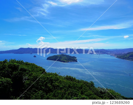 飯の山展望台より望む瀬戸内海(山口県周防大島町) 123689260