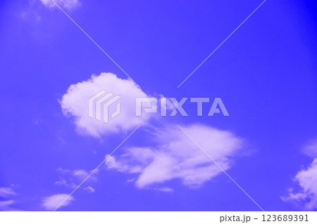 雲のある青空(壁紙素材) 123689391