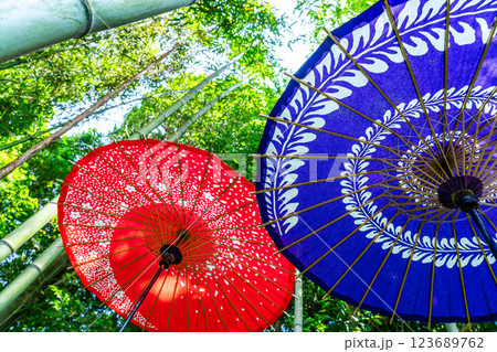 【神奈川県】竹林の中に映える鮮やかな和傘 123689762