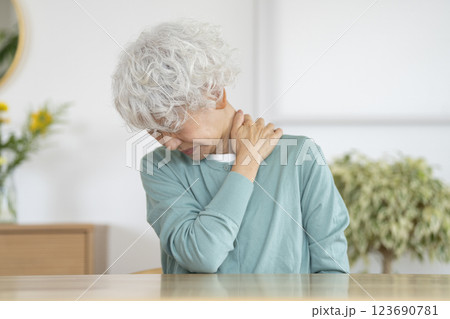 肩を押さえる辛そうな表情のシニア女性 123690781