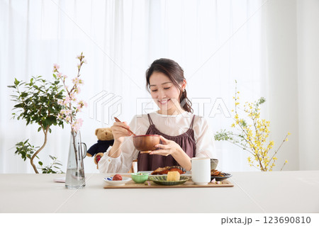 ダイングで朝ごはんを食べる女性 123690810