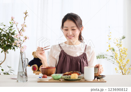 ダイングで朝ごはんを食べる女性 ダイングで朝ごはんを食べる女性 123690812