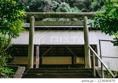 静寂に包まれた神社の石造りの鳥居　和の趣を感じる古き神社の階段 123690970