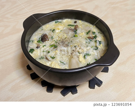 きのこと青菜と卵の雑炊 きのこと青菜と卵の雑炊 123691054