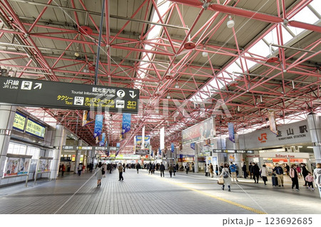 名古屋市、金山総合駅のコンコース 名古屋市、金山総合駅のコンコース 123692685