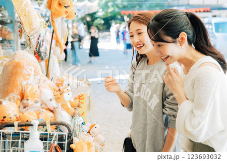 奈良のお土産を選ぶ女性（友達） 123693032