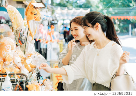 奈良のお土産を選ぶ女性(友達) 奈良のお土産を選ぶ女性(友達) 123693033