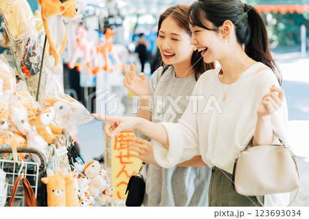 奈良のお土産を選ぶ女性(友達) 奈良のお土産を選ぶ女性(友達) 123693034