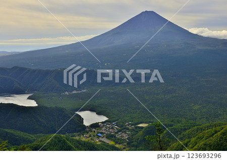 御坂山地の吉沢山より夏の富士山を望む 123693296
