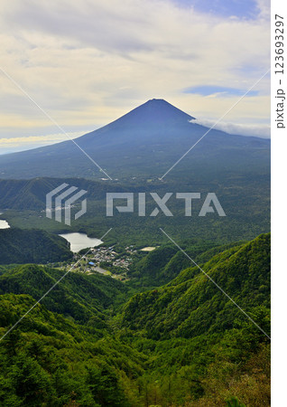 御坂山地の吉沢山から　夏の富士山と緑の山地を望む 123693297