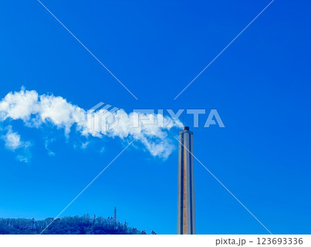 煙を排出する煙突 123693336