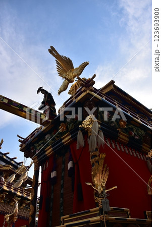 日本の岐阜県高山市 春の高山祭 からくり人形屋台の石橋台と美しい青空 日本の岐阜県高山市 春の高山祭 からくり人形屋台の石橋台と美しい青空 123693900