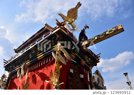 日本の岐阜県高山市　春の高山祭　からくり人形屋台の石橋台と美しい青空 123693912