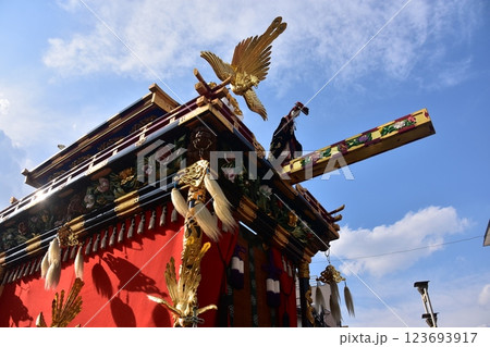 日本の岐阜県高山市 春の高山祭 からくり人形屋台の石橋台と美しい青空 日本の岐阜県高山市 春の高山祭 からくり人形屋台の石橋台と美しい青空 123693917