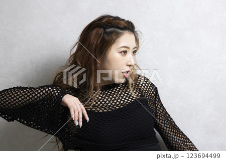 ダンスをする可愛い女性 123694499