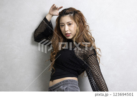 ダンスをする可愛い女性 123694501