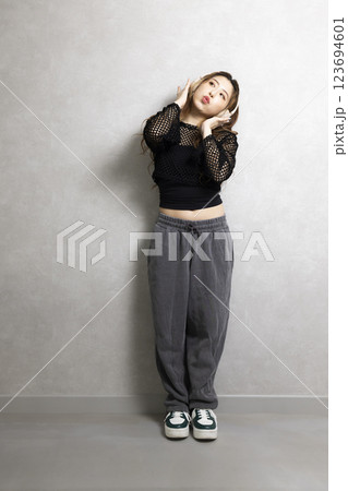 ダンスをする可愛い女性 123694601