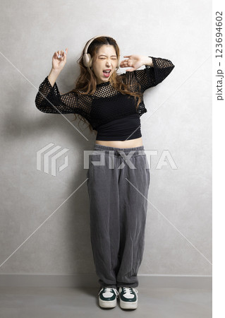 ダンスをする可愛い女性 123694602