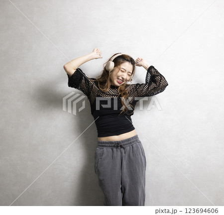 ダンスをする可愛い女性 123694606