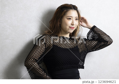 ダンスをする可愛い女性 123694621