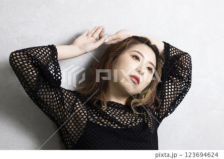 ダンスをする可愛い女性 123694624