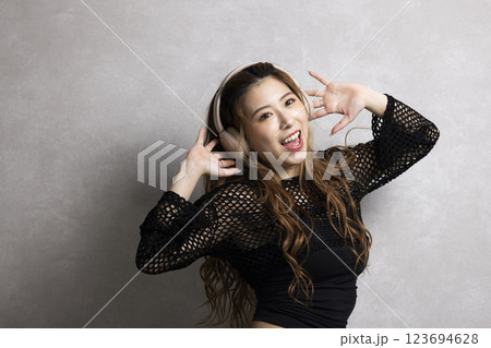 ダンスをする可愛い女性 123694628