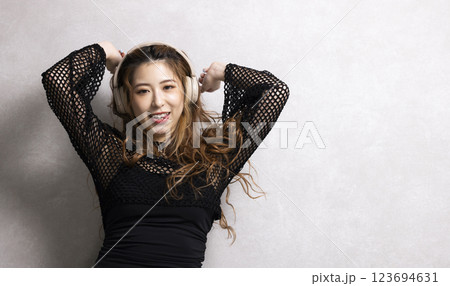 ダンスをする可愛い女性 123694631