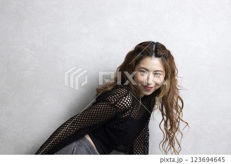 ダンスをする可愛い女性 123694645