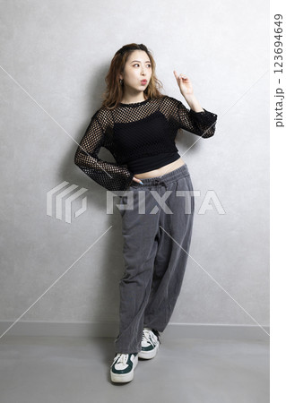 ダンスをする可愛い女性 123694649