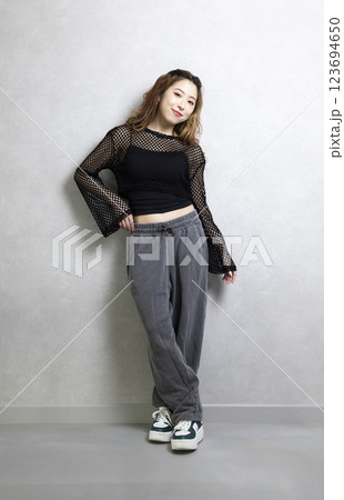 ダンスをする可愛い女性 123694650