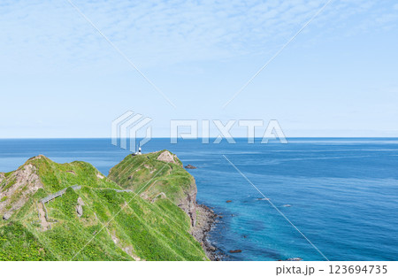 北海道積丹町　人気の観光名所　新緑が美しい夏の神威岬と神威岬灯台 123694735