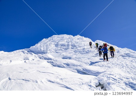 冬の谷川岳・トマノ耳に登る登山者たち 冬の谷川岳・トマノ耳に登る登山者たち 123694997