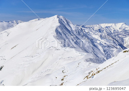 厳冬期の谷川岳・主稜線の雪景色（雪山登山） 123695047