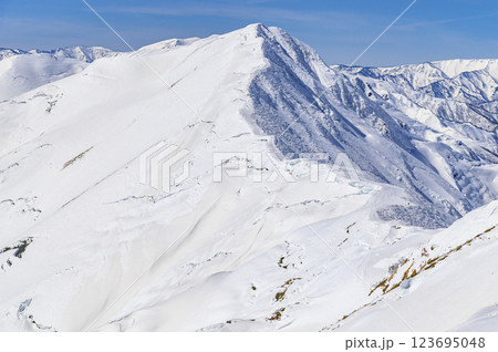 厳冬期の谷川岳・主稜線の雪景色（雪山登山） 123695048