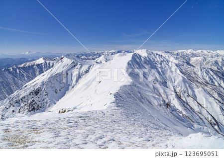 厳冬期の谷川岳・主稜線の雪景色（雪山登山） 123695051