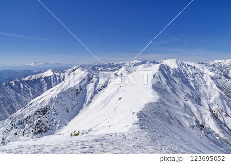 厳冬期の谷川岳・主稜線の雪景色（雪山登山） 123695052