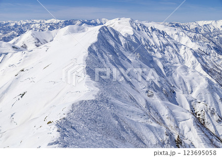 厳冬期の谷川岳・主稜線の雪景色（雪山登山） 123695058