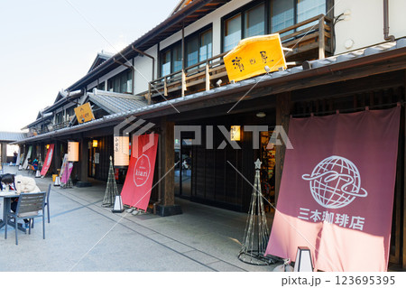 ミナカ小田原とちょうちん横丁　金次郎広場　小田原駅前　 123695395