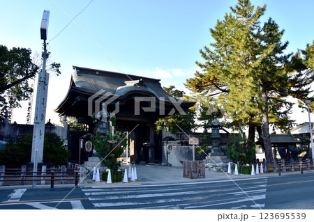 愛知県　豊川稲荷総門と松飾り 123695539