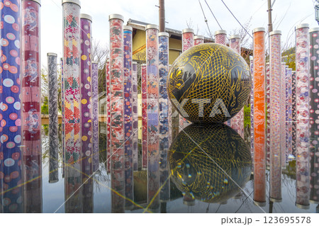 嵐電嵐山駅　キモノフォレスト内にある龍の愛宕池 123695578