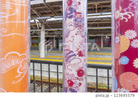 嵐電嵐山駅　キモノフォレストから見える駅ホーム 123695579