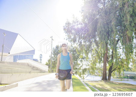 公園で微笑むスポーティーな女性 123695607