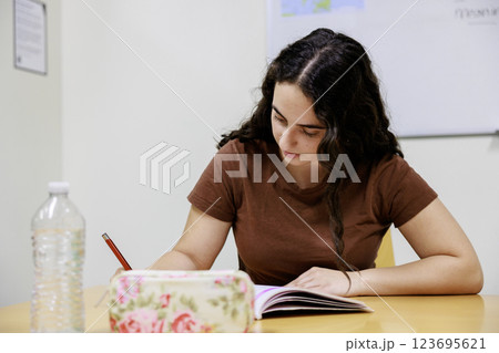 勉強をするラテン系の女の子 勉強をするラテン系の女の子 123695621